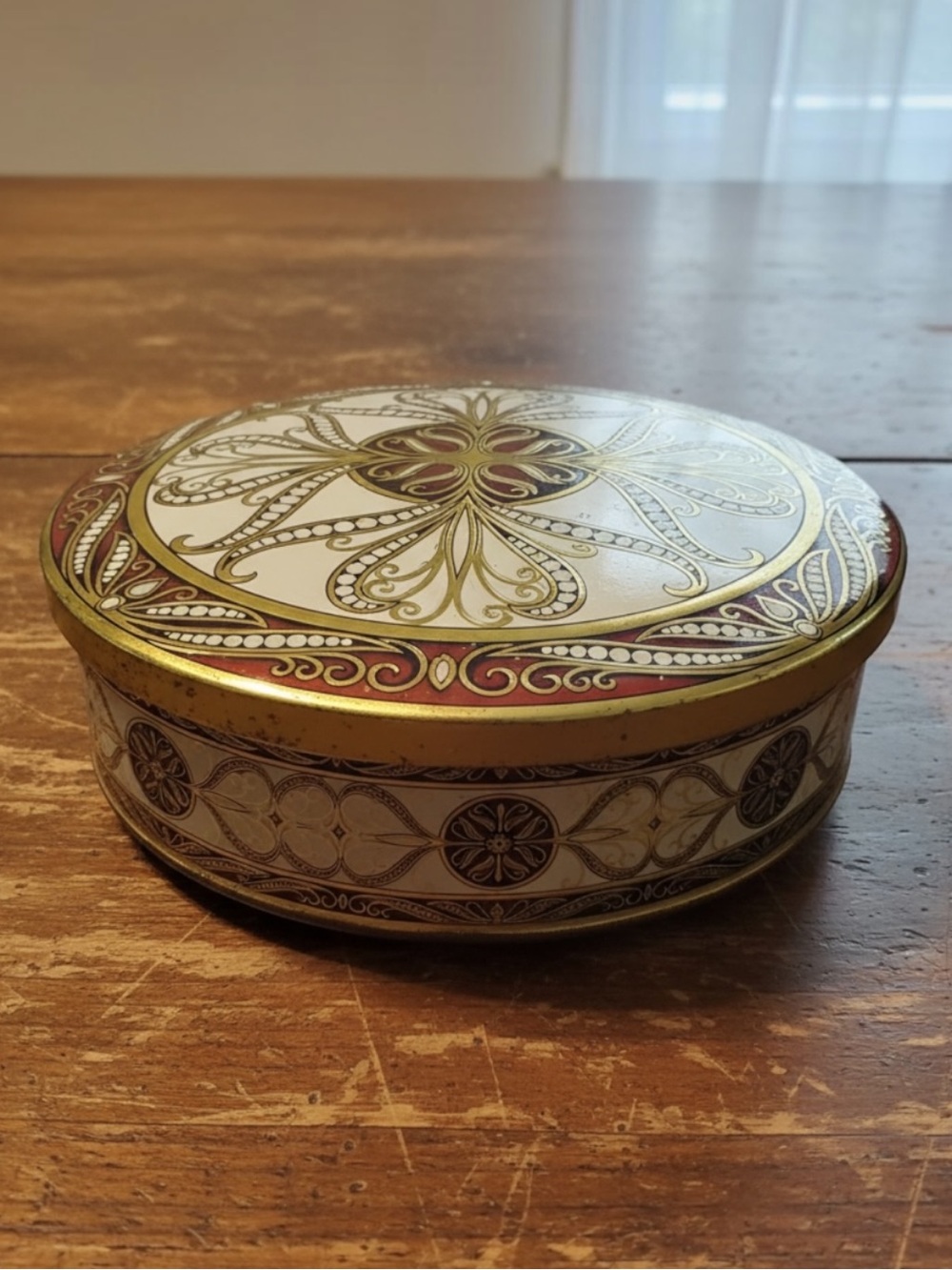 VTG DAHER TIN FROM ENGLAND RED/GOLD ORNATE FILIGREE FLORAL PATTERNS/Mid 20th